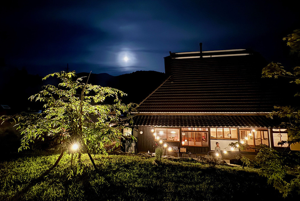 「花火ベンチ」や「星降るデッキ」が置かれている広場から眺める月夜のカーサ美山。