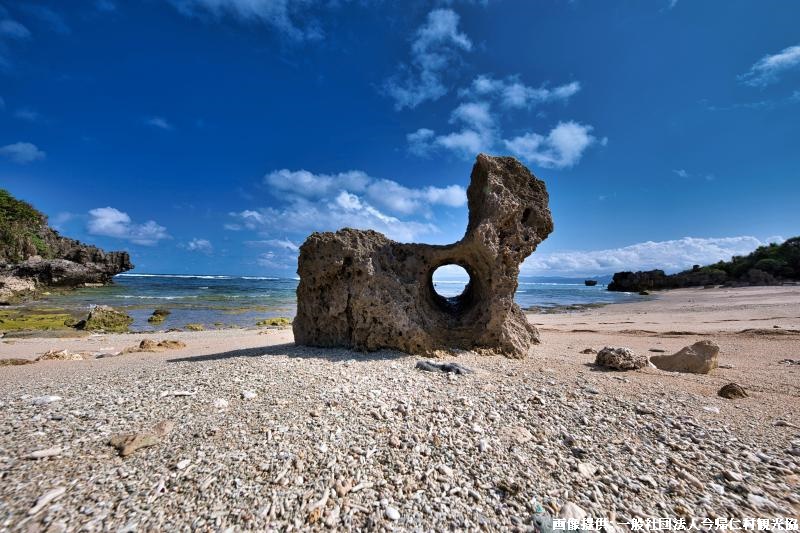 時計浜古宇利島北側の静かな浜に丸い穴が開いた不思議な奇岩...