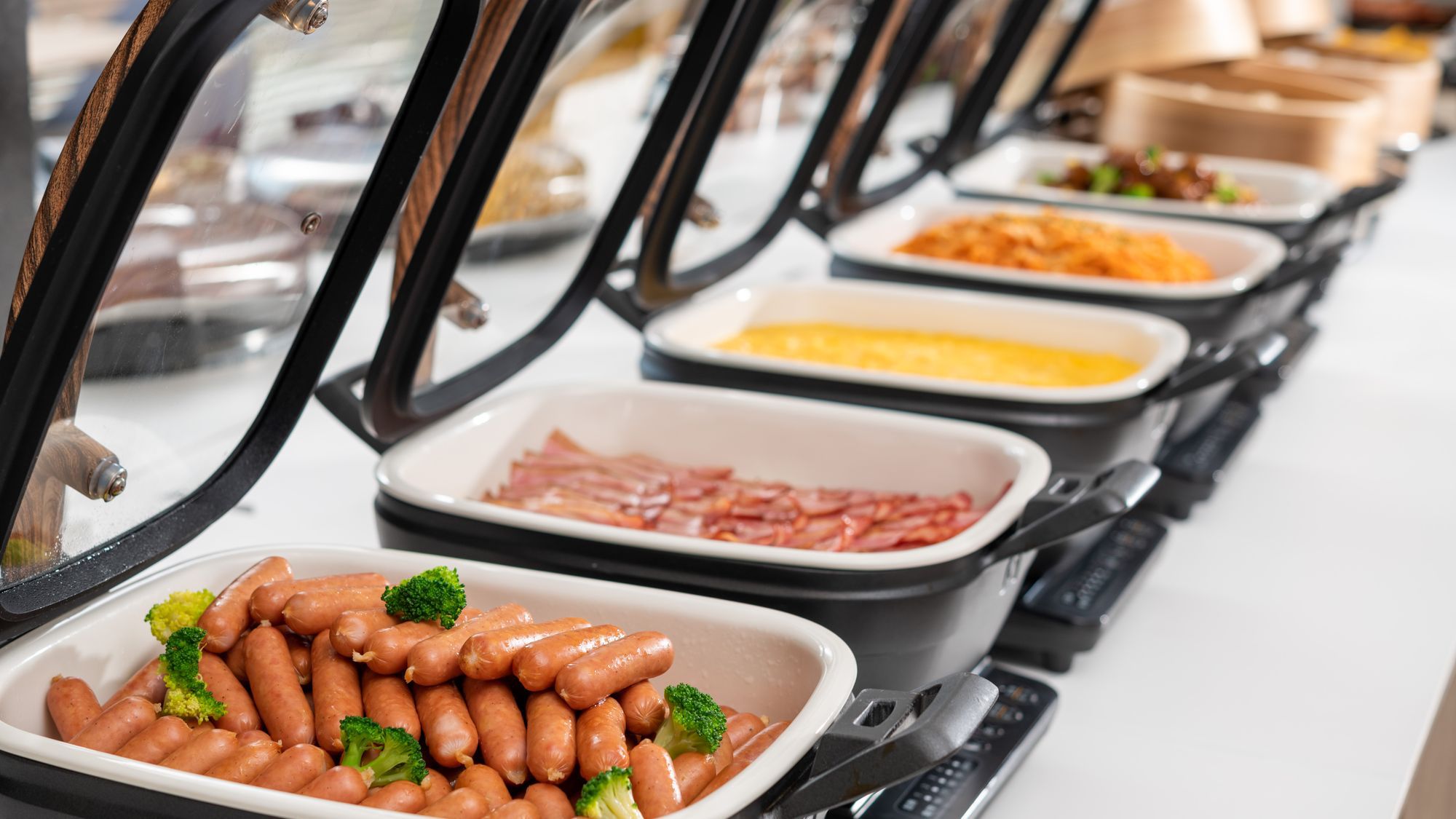 【朝食ビュッフェ】ソーセージ、ベーコンなど洋食メニューも豊富です