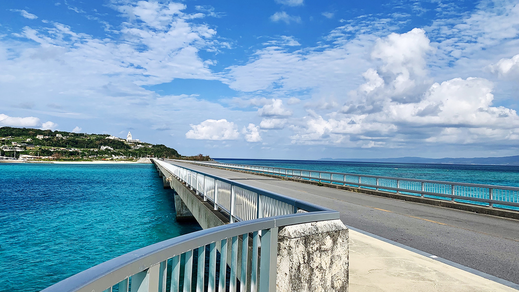 【古宇利島大橋】古宇利島と名護市の屋我地島を結ぶ全長1，960mの橋＜車で約28分＞