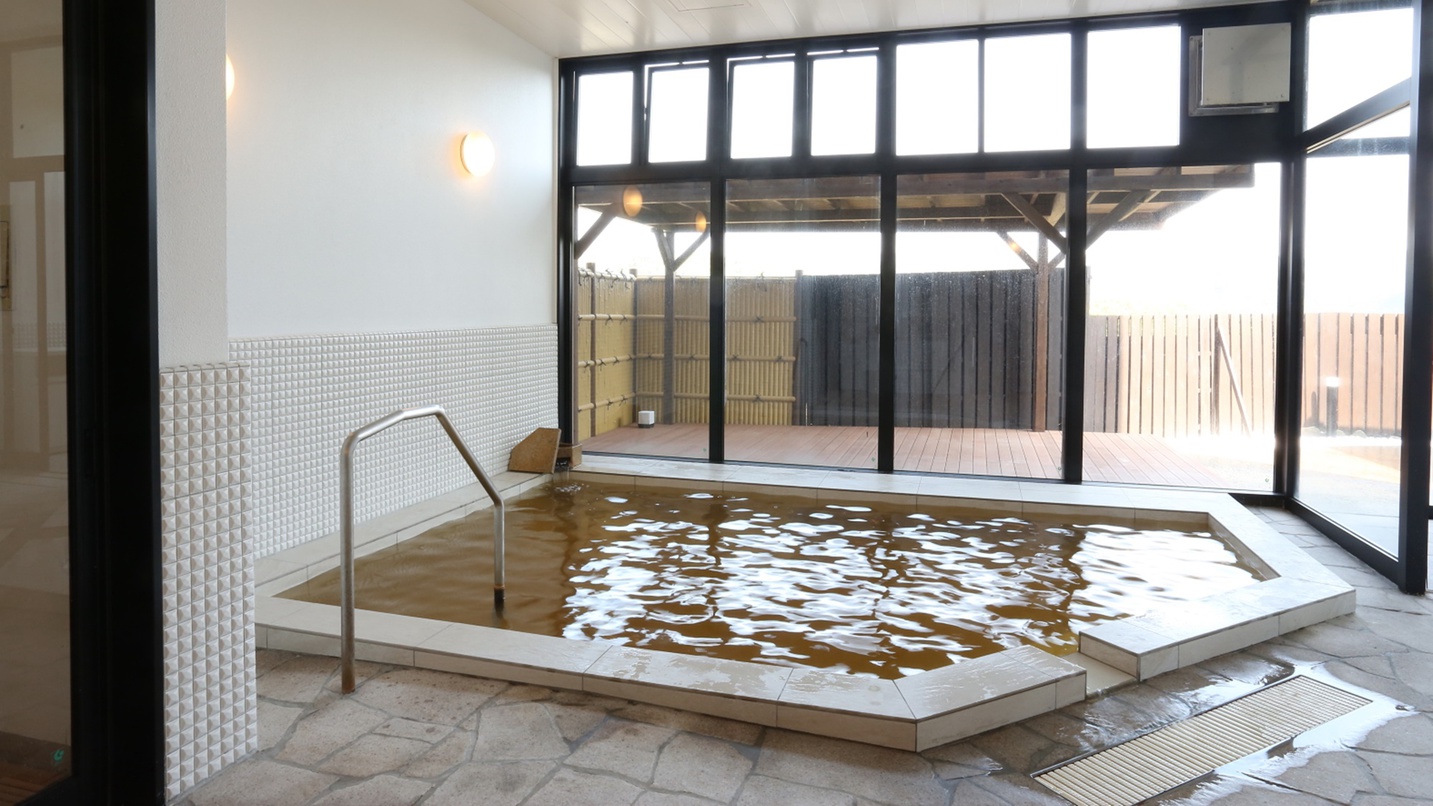 大浴場：福島温泉のお湯は、西九州では珍しい、塩分濃度が高めの茶褐色の濁り湯が特徴。