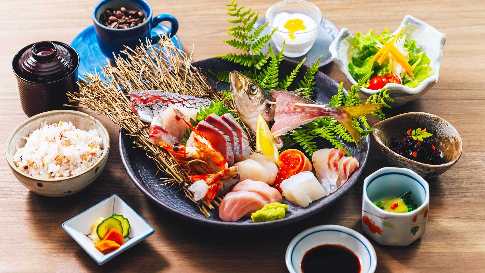 【ランチ／特選刺身定食】新鮮な旬の魚介をたっぷり使ったお刺身を贅沢にお楽しみください。