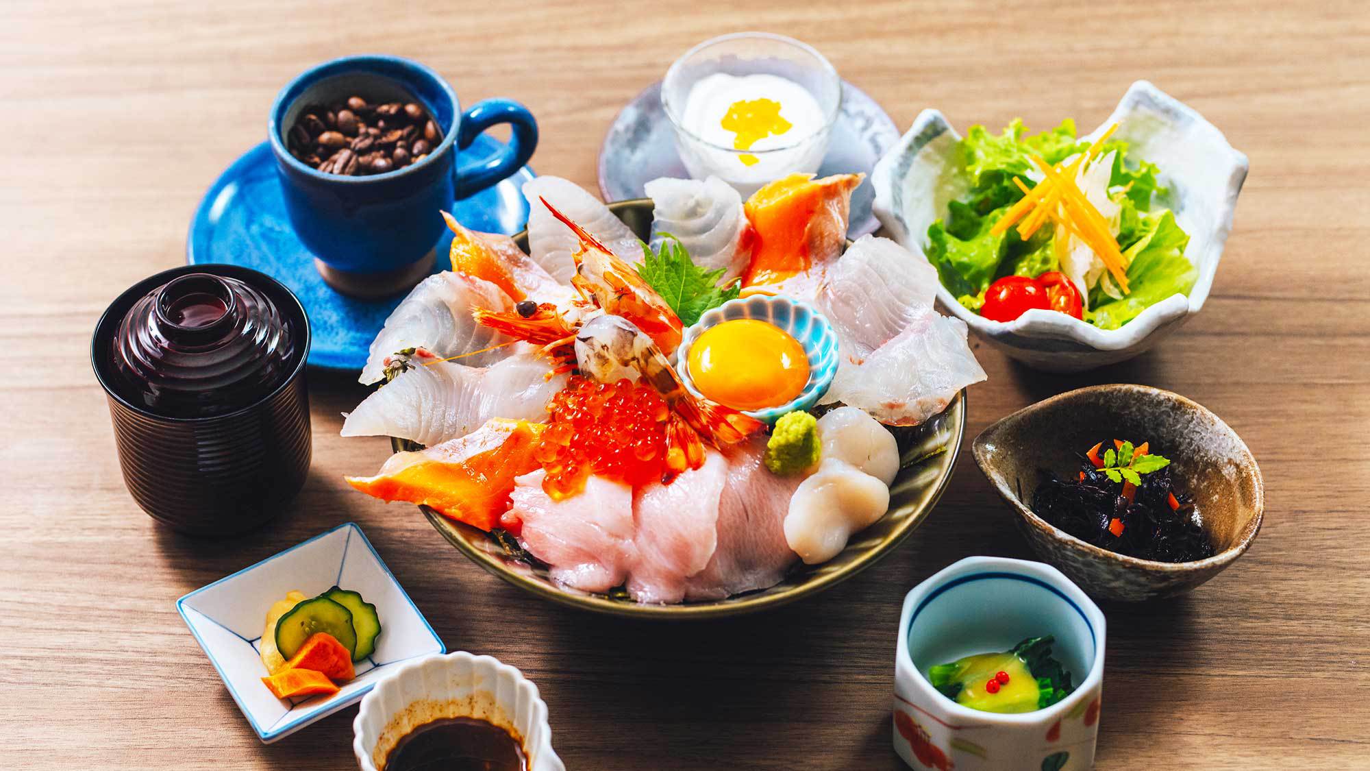 【ランチ／特選海鮮丼】海の幸が丼から零れ落ちそう！エビやイクラなどのネタが追加された贅沢な特選海鮮丼