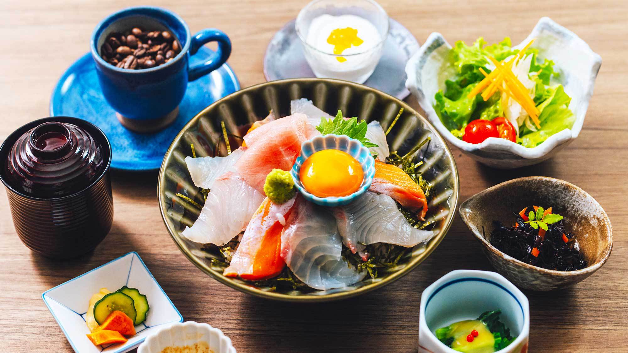 【ランチ／海鮮丼】新鮮プリプリな鮮魚が乗った海鮮丼。松浦の海の幸を堪能して！