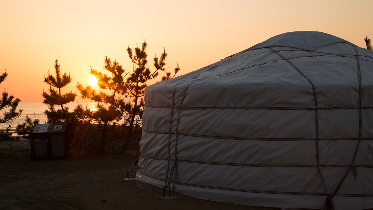 *伝統的なテント（ゲル/大型）夕暮れ時には美しい景色をご覧いただけます。