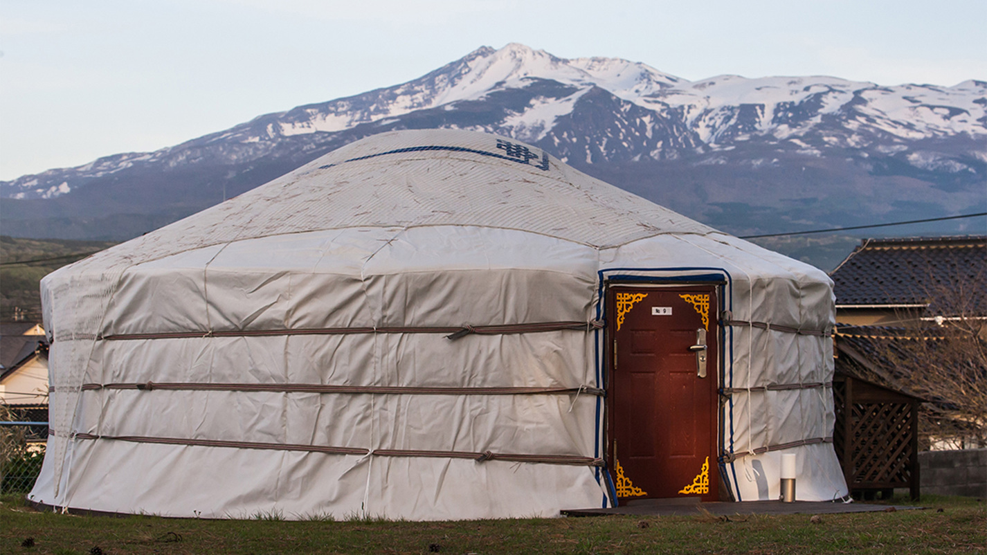 *伝統的なテント（ゲル）夕陽と潮騒に囲まれたモンゴル遊牧民の宿。