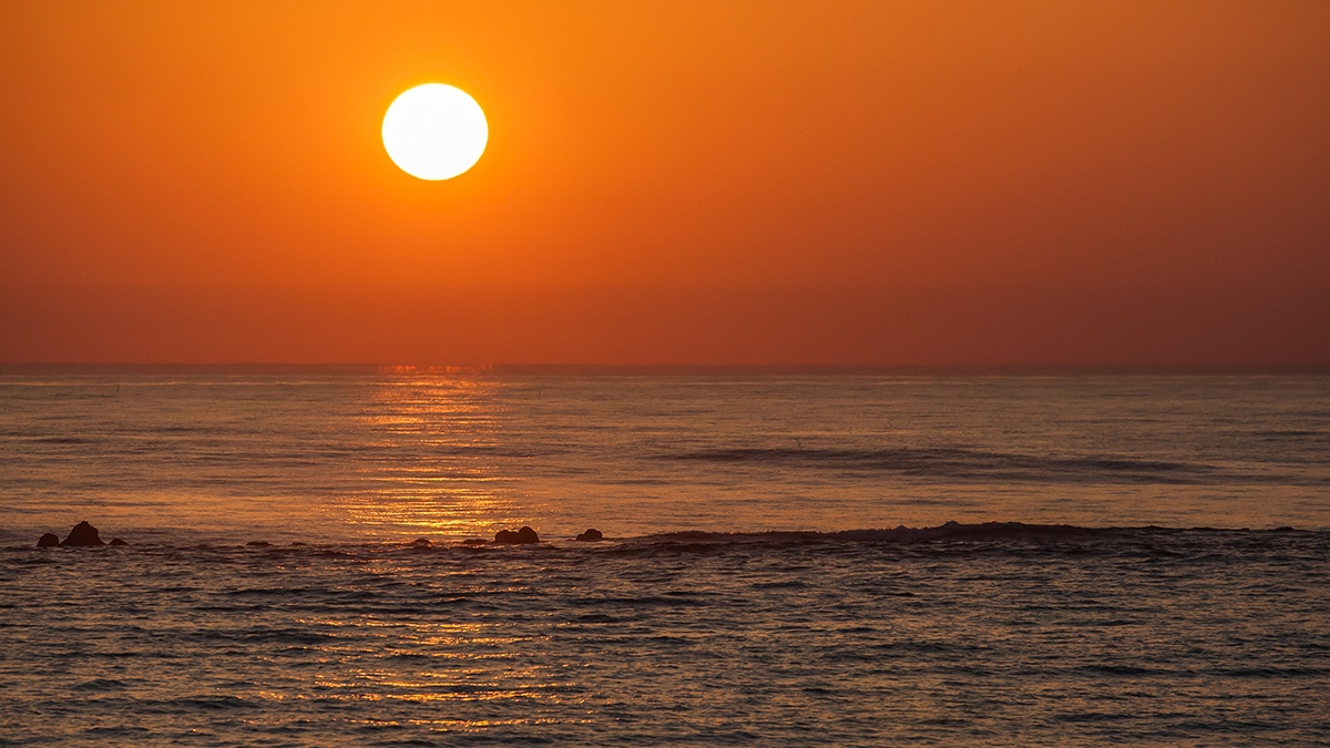 *象潟海水浴場／海に落ちる夕陽を眺めることができます。
