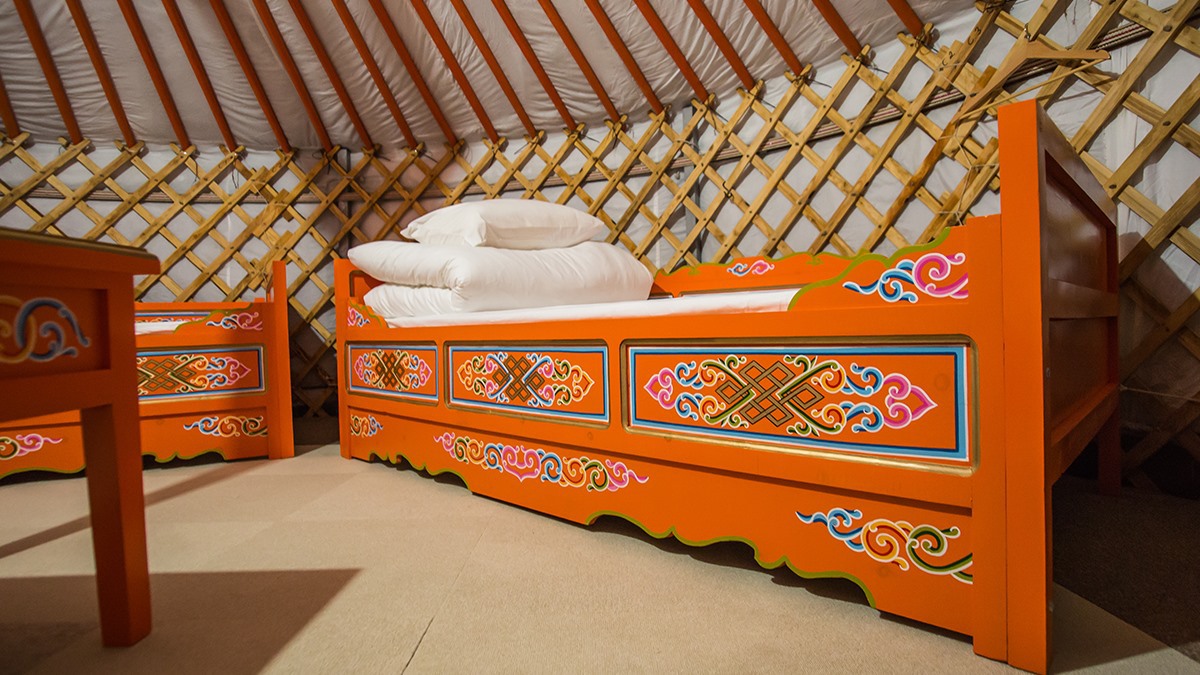 *伝統的なテント（ゲル）モンゴルゲルのベッドは4人分ご用意しております。