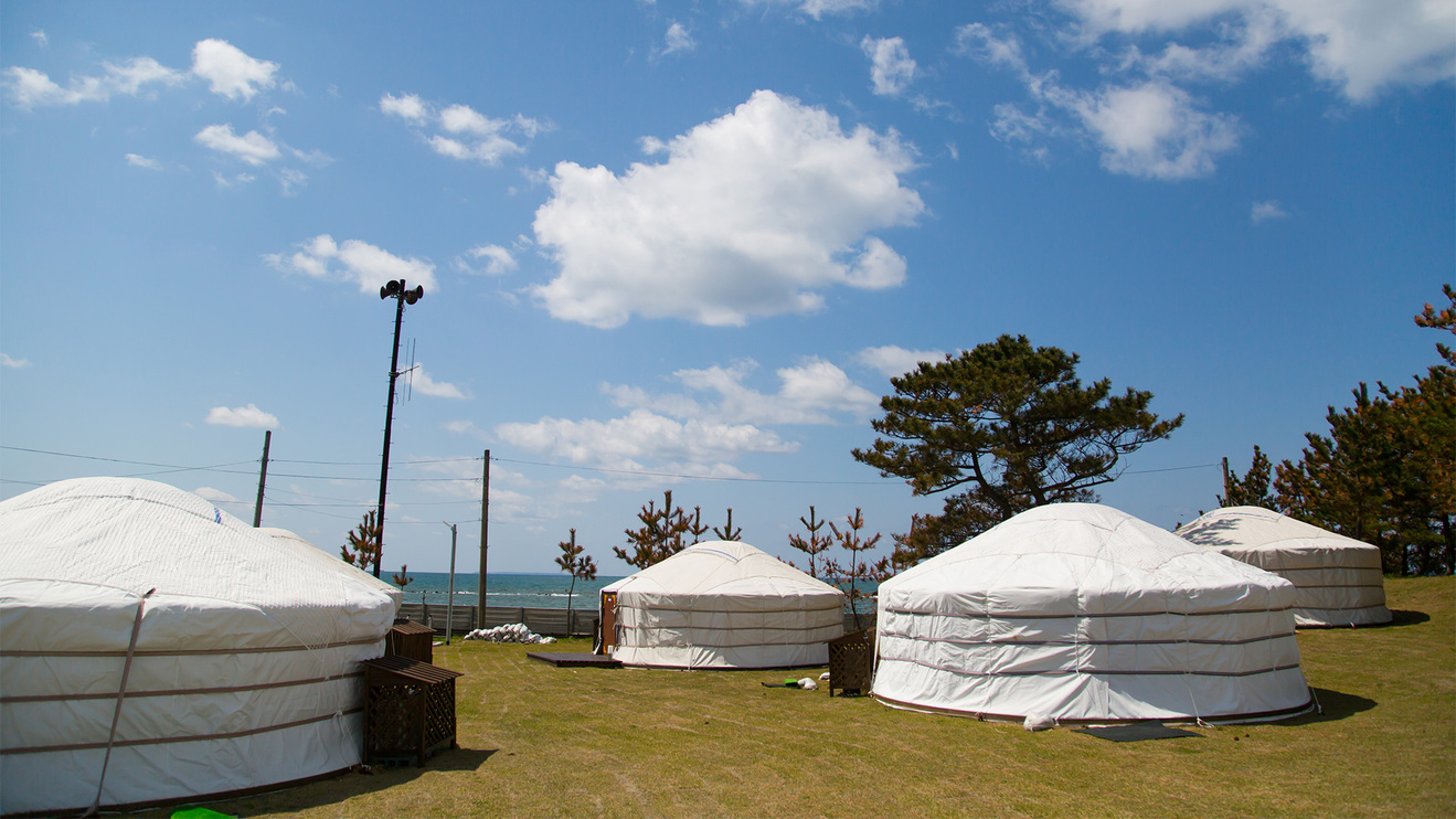 *伝統的なテント（ゲル）広い海と空に囲まれたグランピング施設です。