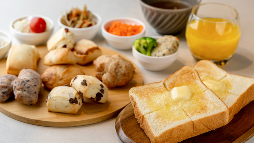 朝食メニューのイメージです。食パンと和惣菜の意外な組み合わせをご賞味ください