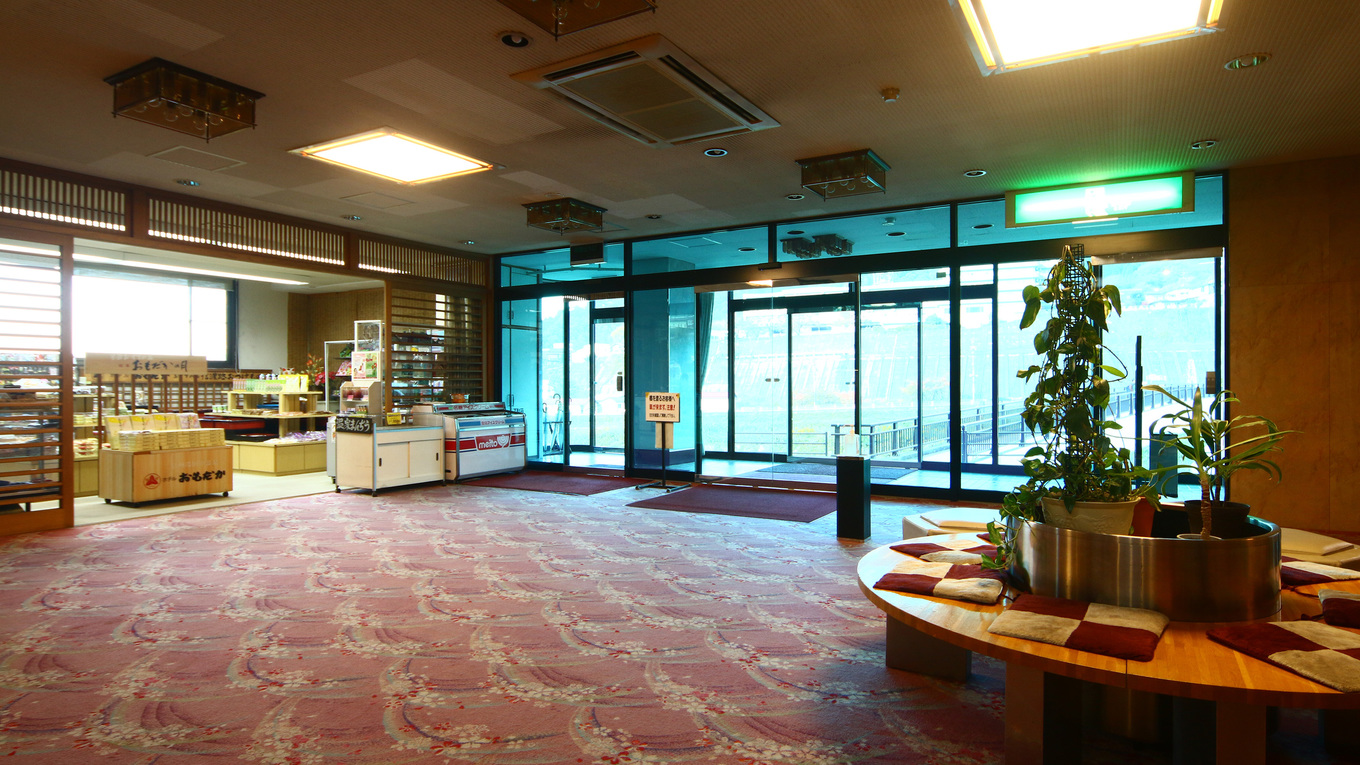 館内-フロント・1Fエントランスを入ると、お土産売り場と、カフェスペースが。 