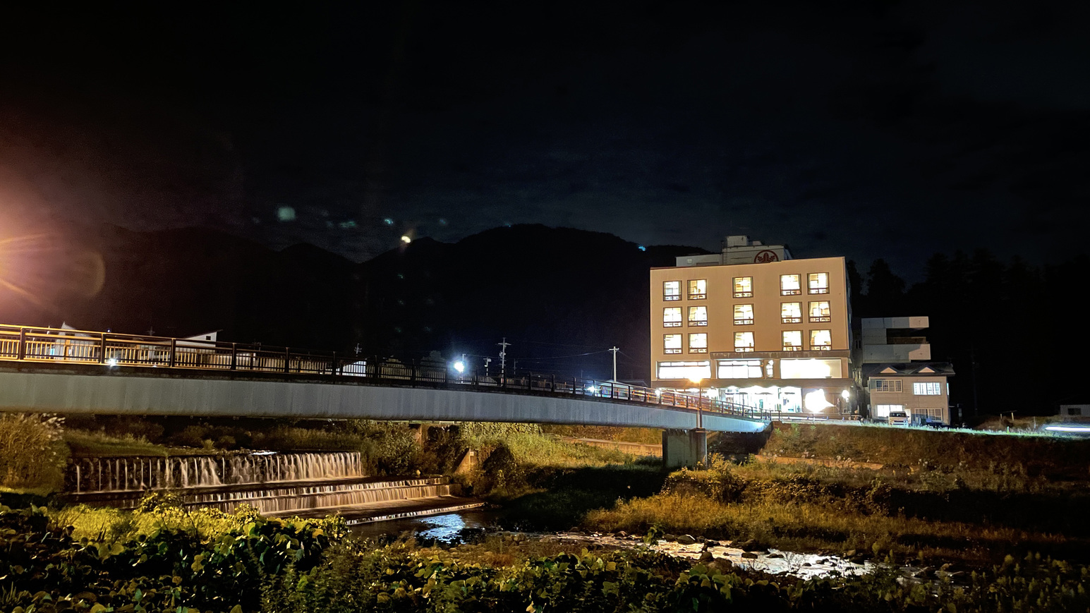 外観-渋湯田中温泉を向かいに夜間瀬川を眺めるホテルおもだか