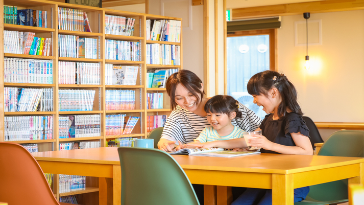 読書をしたり旅のプラン練ったり。大きな窓から陽光が差し込むラウンジで、思い思いの時間を