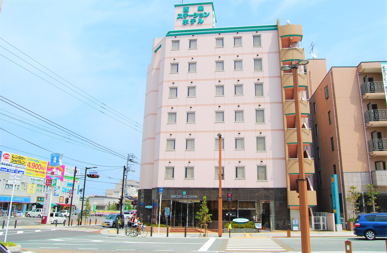 JR伊予西条駅ロータリー内にあります。隣にはコンビニ♪