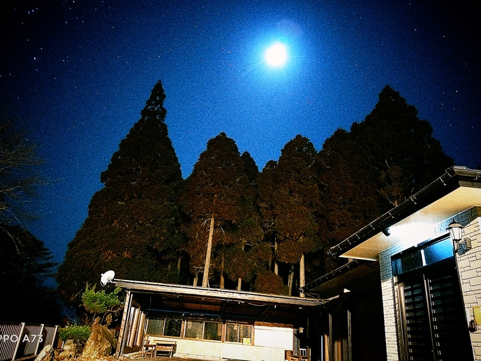 月夜のテラス。神々しい感じが安らぎます