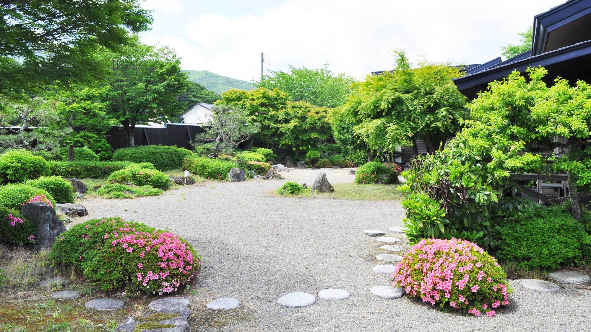 【お部屋専用ベランダからの眺める中庭】風情を感じる庭園