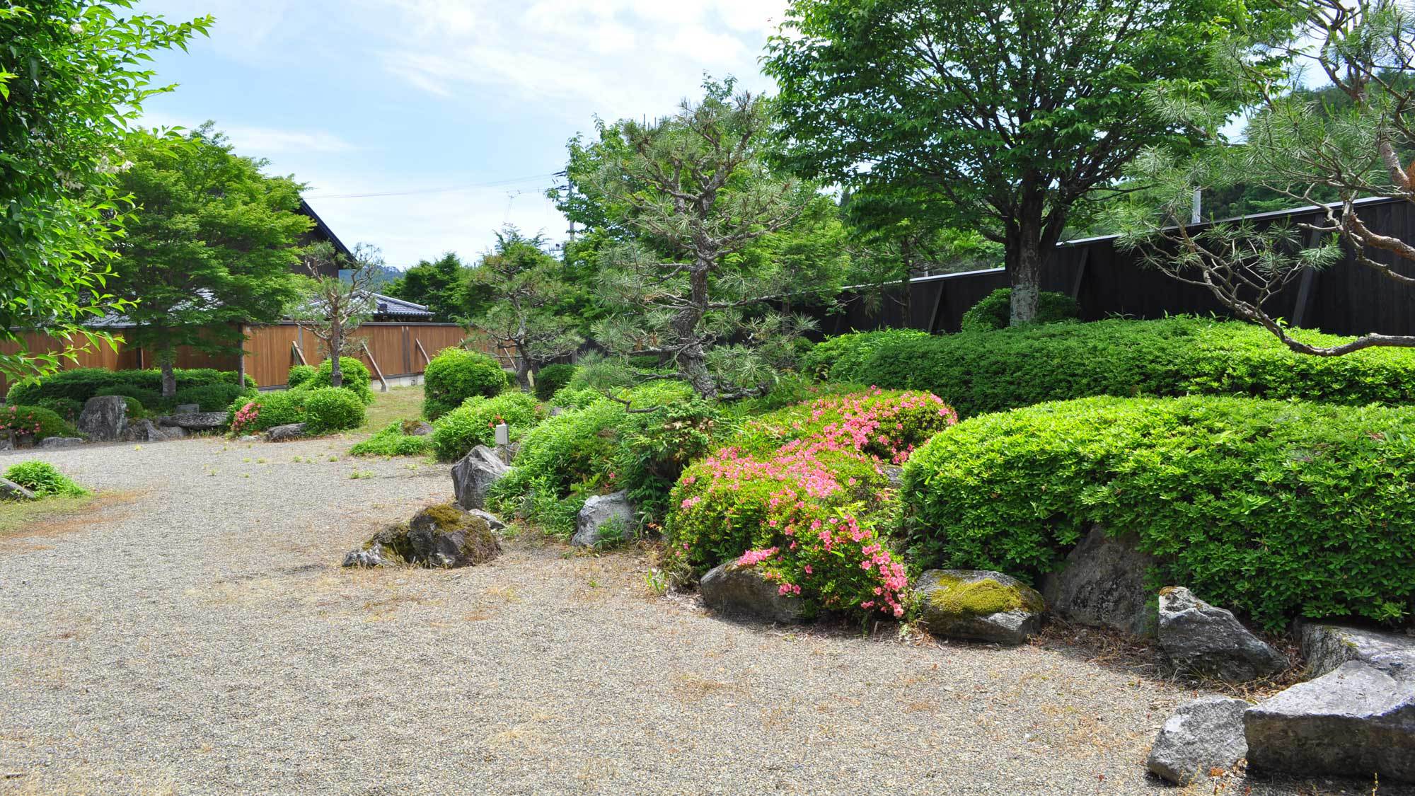 【お部屋専用ベランダからの眺める中庭】庭園の自然美を肌で関してください