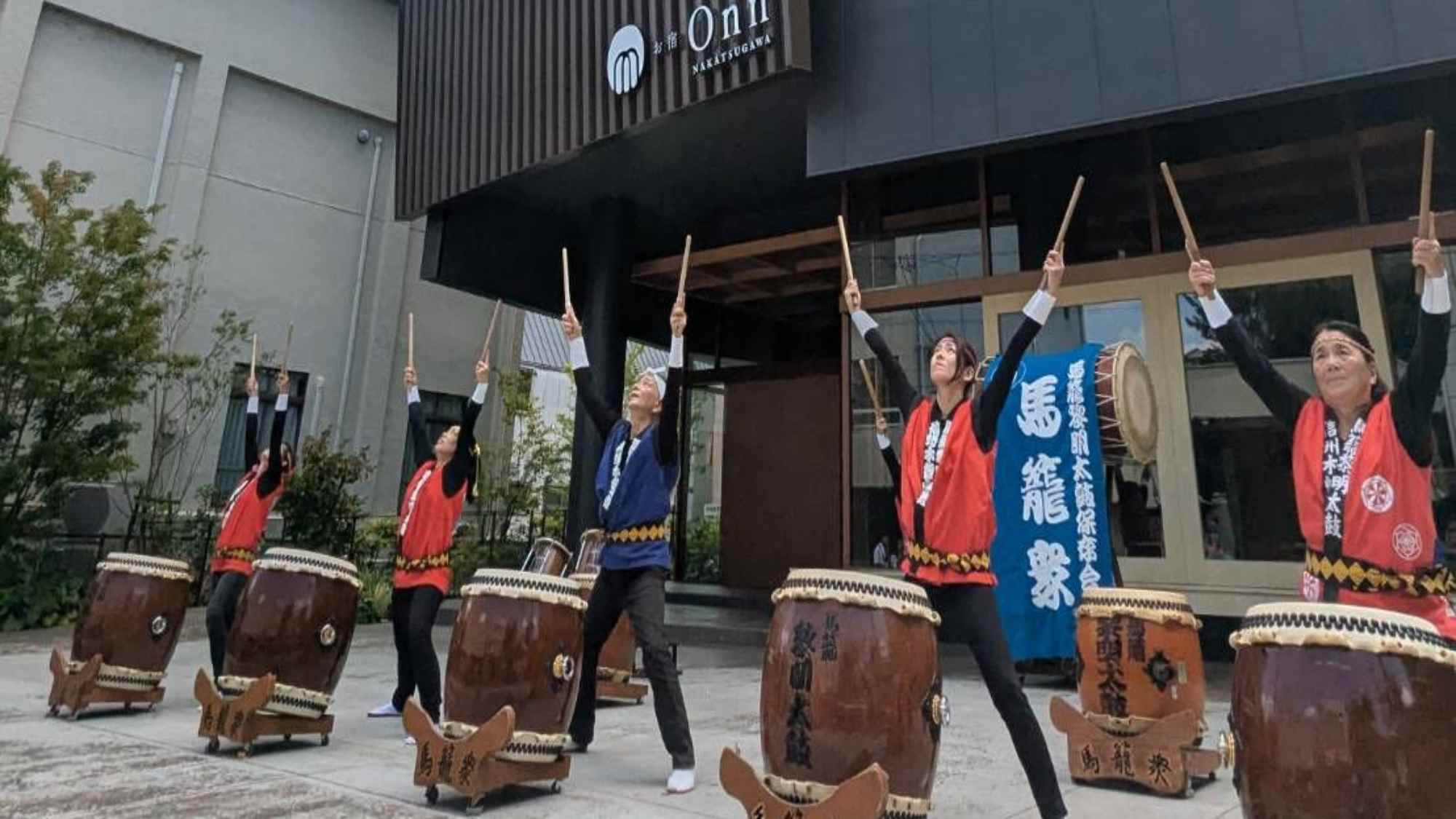 六斎市馬籠黎明太鼓 演奏の様子