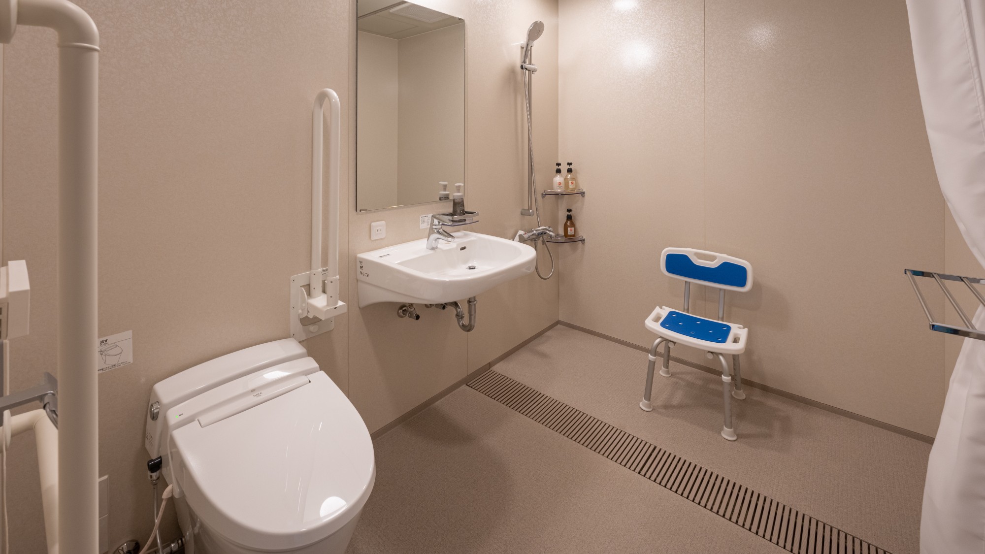 【ユニバーサルツインルーム】お部屋からお風呂場まで車椅子のまま移動が可能です。