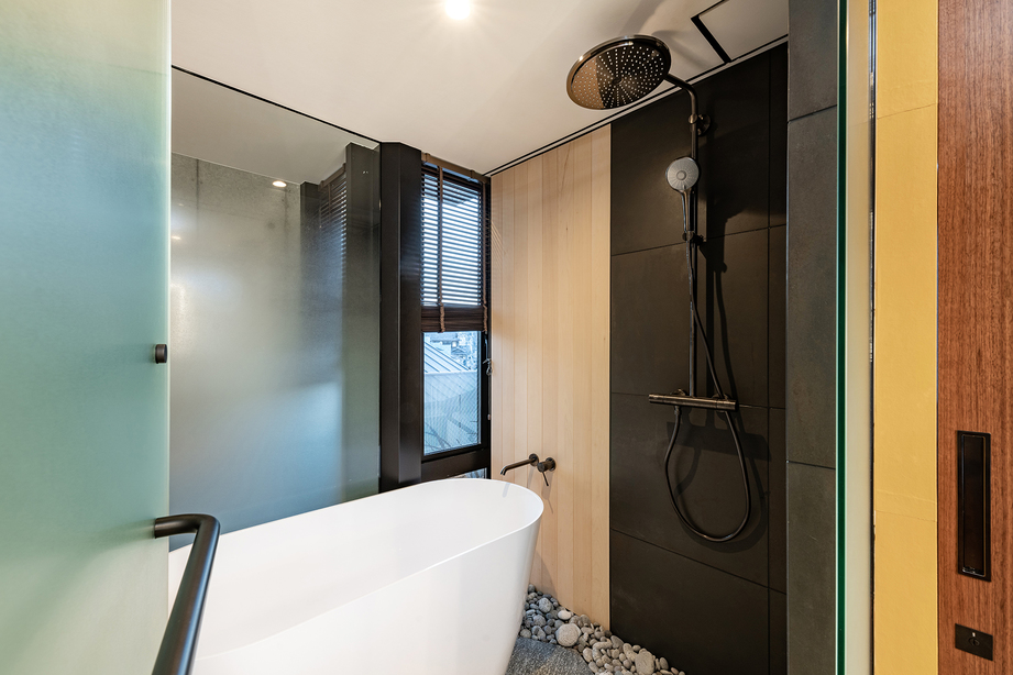 River Balcony Premium Suite Bathroom