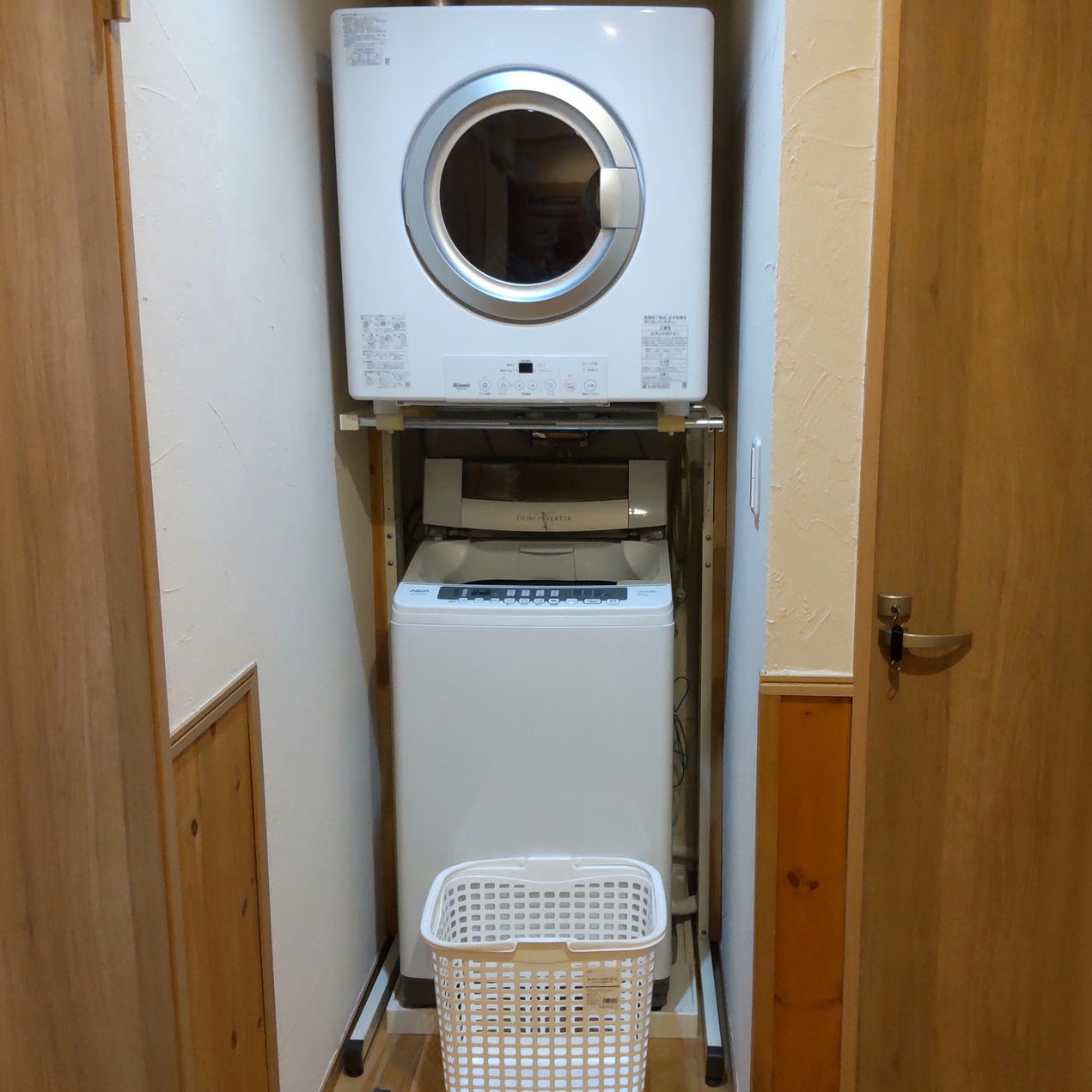 共用ホールの洗濯機と乾燥機