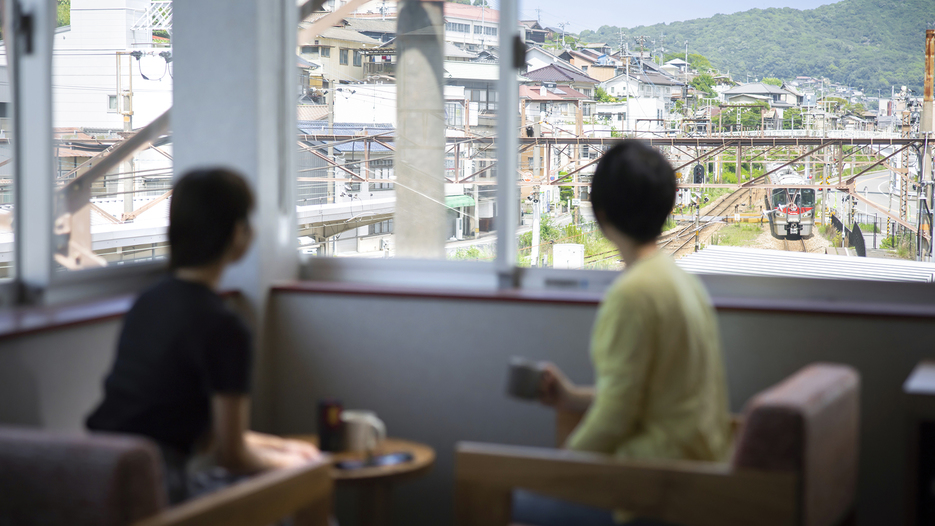 コーナー・サイクルツイン：23平米［シアター・バス付］尾道駅の線路風景をすぐそばに感じる角部屋