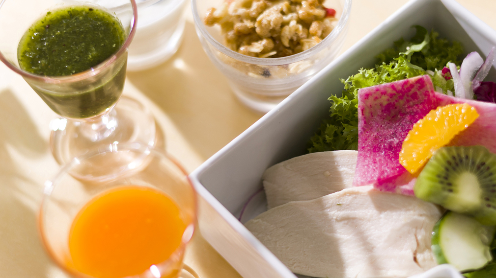 【ご朝食】「尾道野菜スムージー」「自家製ハーブチキン」など地産にこだわり〝ヘルシー志向”;なメニューを