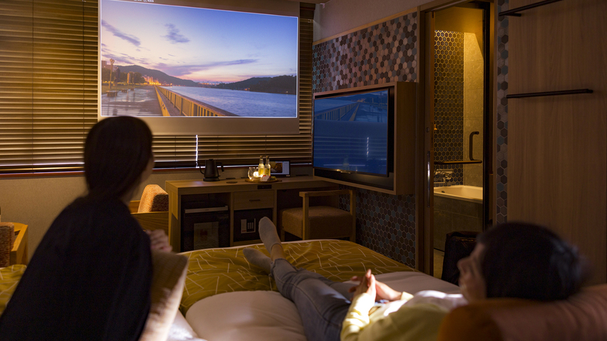 客室設備ホームシアターを完備！お部屋のスクリーンで映像鑑賞を