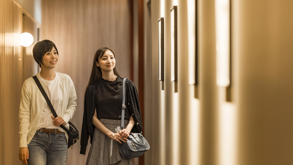 ホテル廊下尾道の歴史が詰まった当時の写真を展示しております。ノスタルジックな風景をホテル内でも。