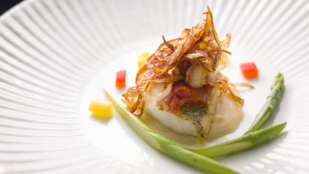 【スタンダードコース-魚料理】瀬戸内魚介のポワレ（時期によってご提供内容は異なります）