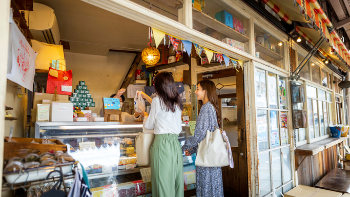 周辺観光商店街にはレトロなカフェやパン屋さんがそこかしこに。当館から徒歩圏内♪