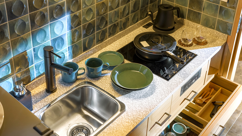 バンク・ベッドルーム唯一、キッチン完備のお部屋！フライパン・お皿等・IHコンロ・調理器具も完備。