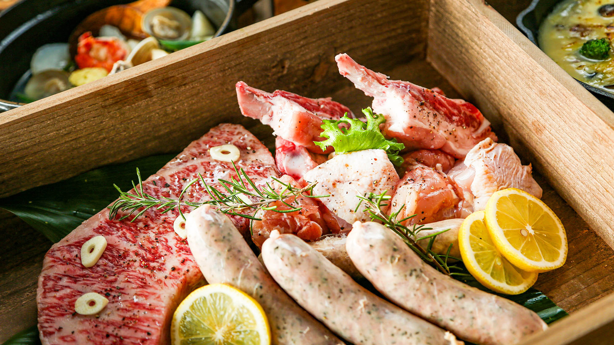 ・【グランピング・シルバー夕食】牛豚鶏、様々なお肉を食べ比べ