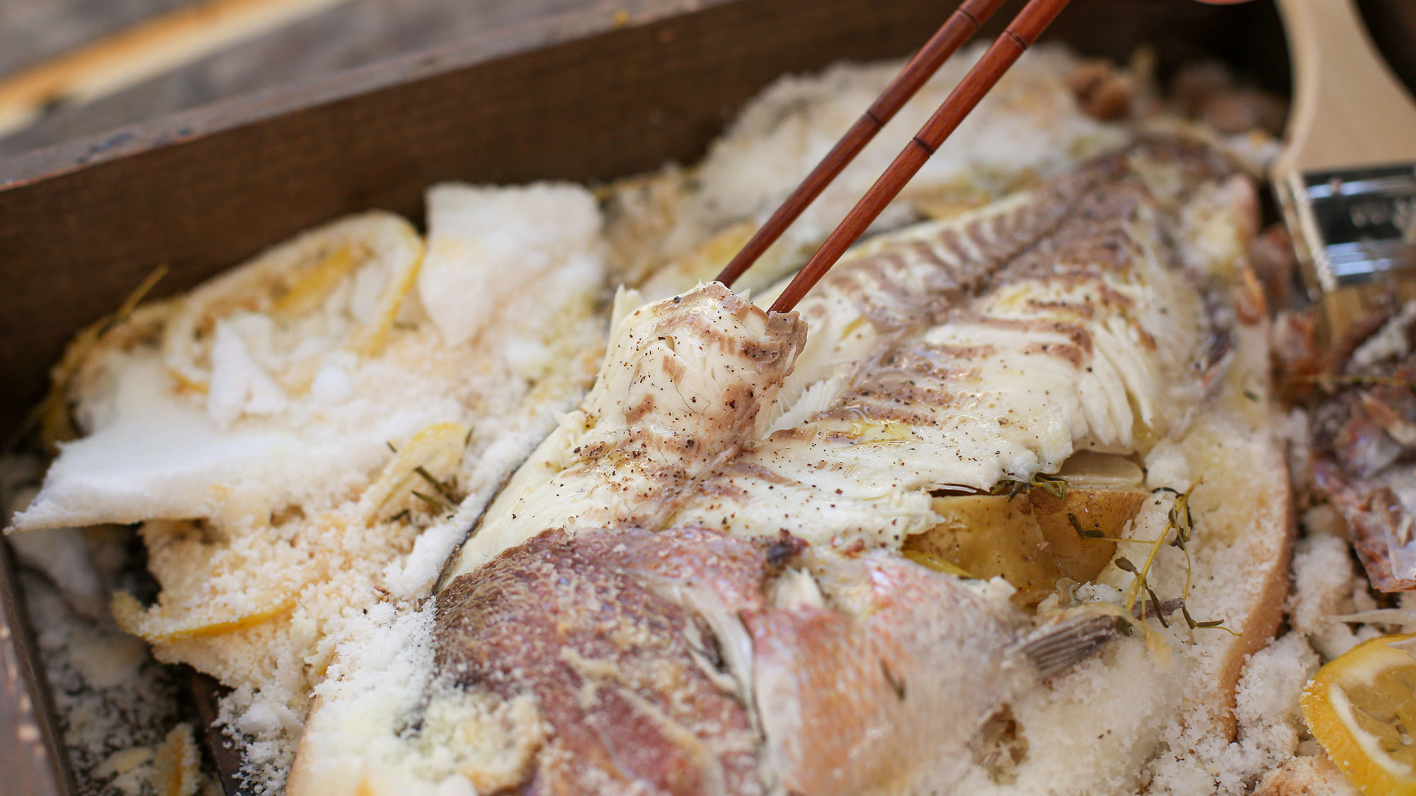 ・【プラチナプラン一例】素材の味を生かした鯛の塩釜焼は食べ応え抜群※内容が異なる場合がございます