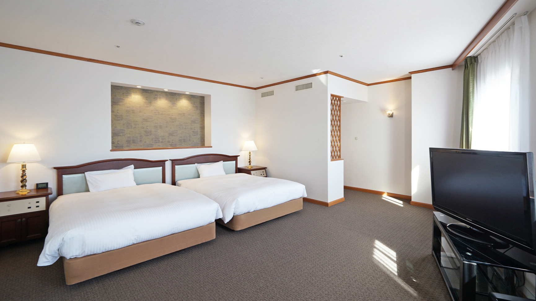 ファミリーデラックスルーム【ベッド幅140cm2台、120cm2台、ソファベッド200cm1台】