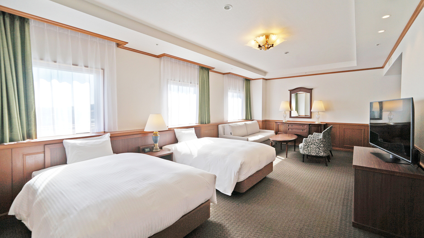 ファミリーデラックスルーム【ベッド幅140cm2台、120cm2台、ソファベッド200cm1台】