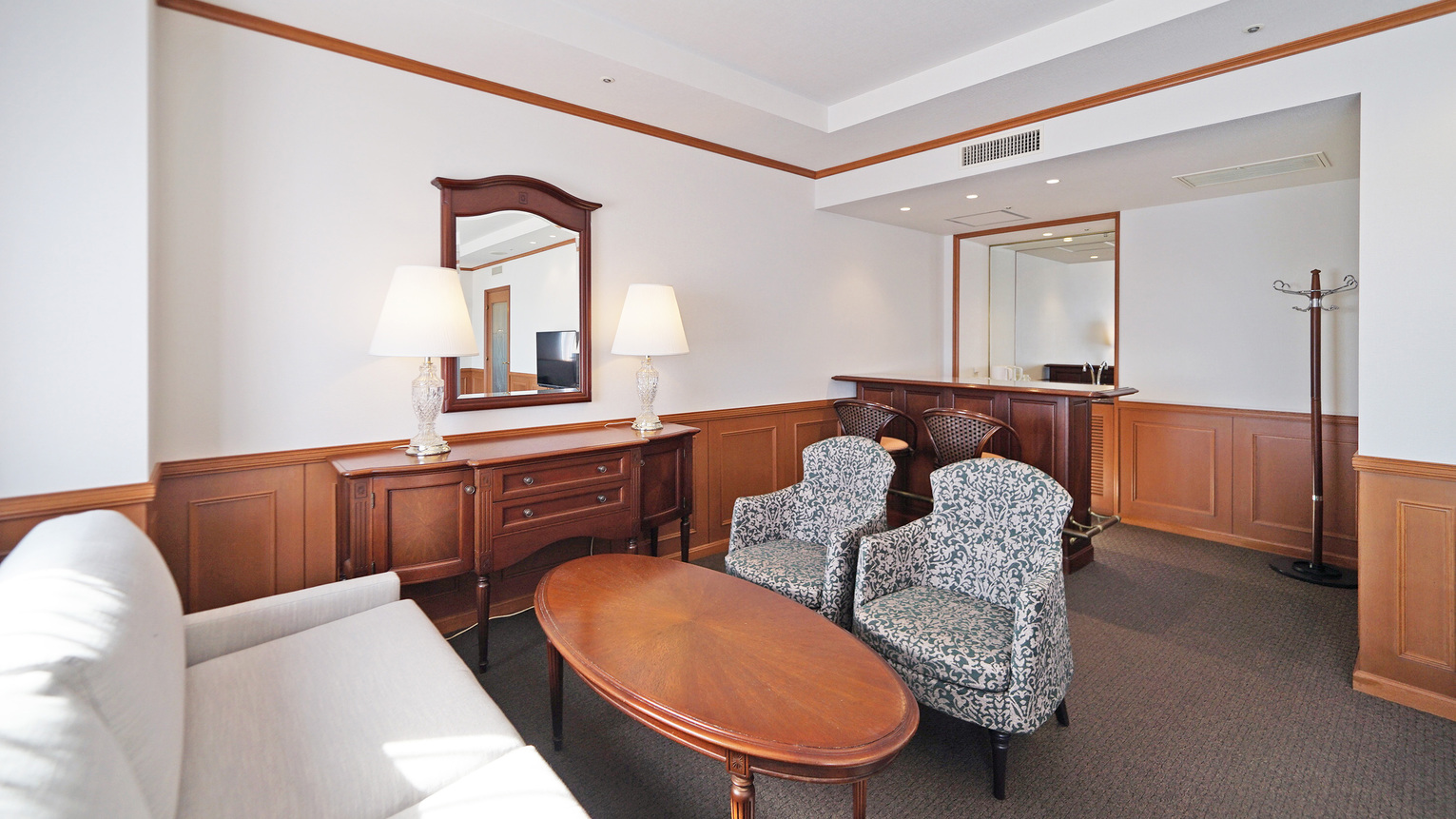 ファミリーデラックスルーム【95平米の広いお部屋／リビングスペース】