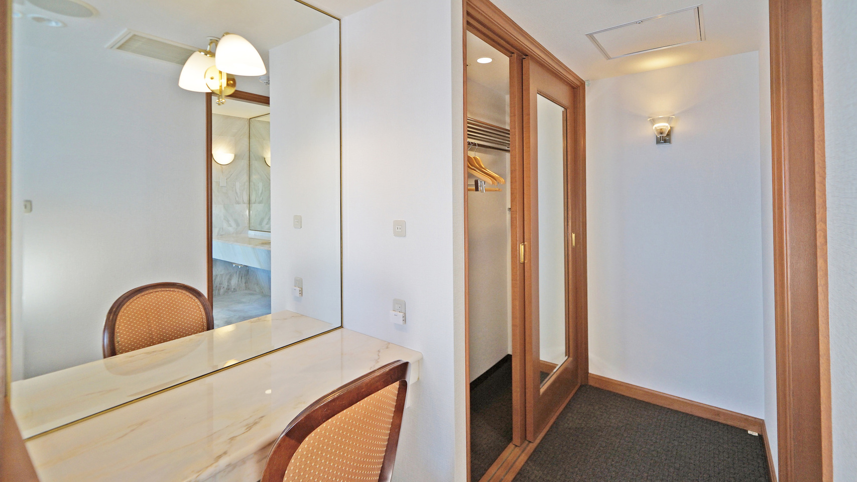 ファミリーデラックスルーム【ドレッサー／クローゼット】