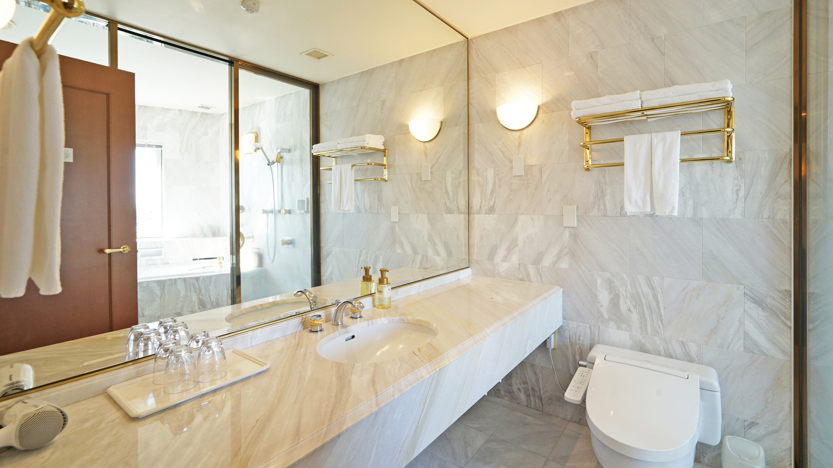 ファミリーデラックスルーム【洗面台／トイレ】