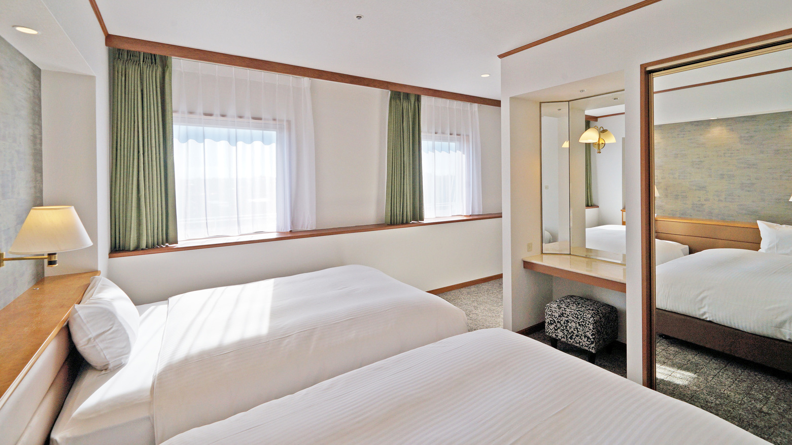 ファミリールーム【ベッド幅140cm2台、ソファベッド200cm1台】