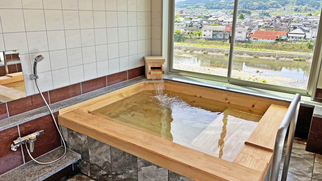 *【家族風呂「伐株山」】ヒノキの香りに包まれながら、入浴をお楽しみください。
