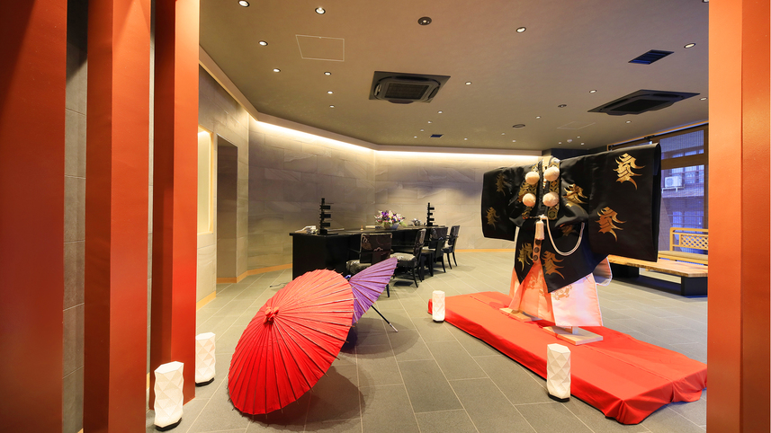 【フロント・ロビー】成田屋の「三升（みます）」紋 をモチーフにしたゲートをくぐることができます。