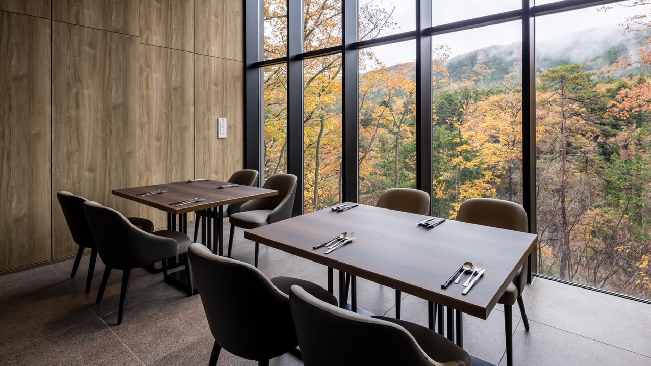 【レストラン】天井まで繋がる大きな窓ガラスからは鬼怒川渓谷や豊な自然を見ることができます。