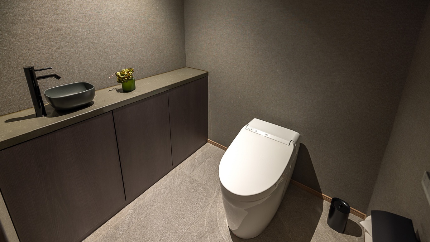 【客室トイレ】全客室のトイレは着座センサー（温水洗浄便座、シャワートイレ）を完備。