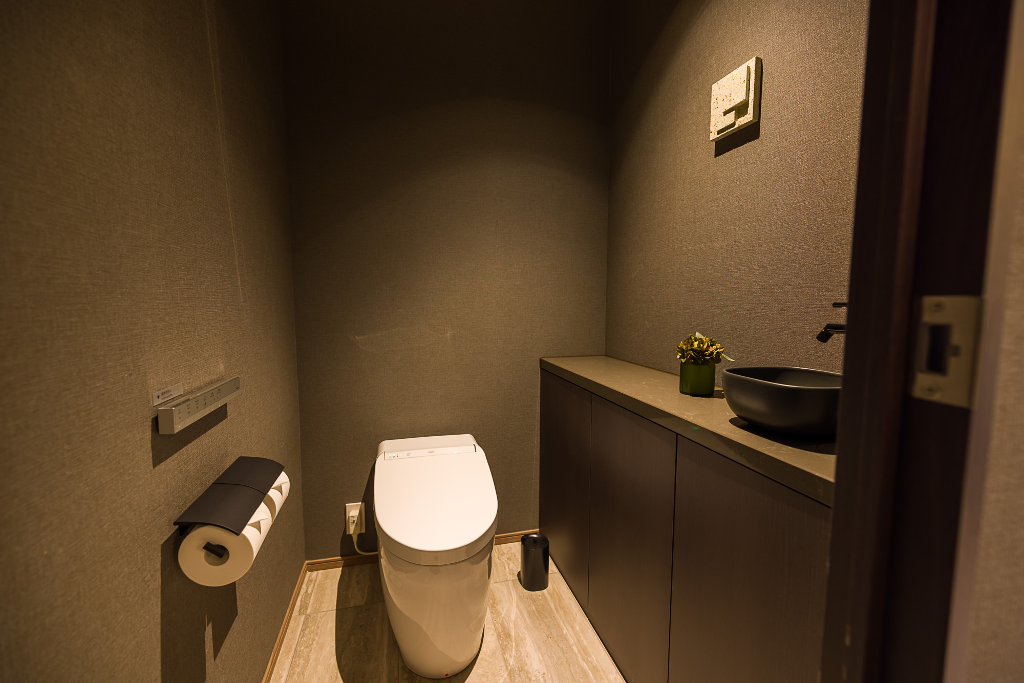 【客室トイレ】全客室のトイレは着座センサー（温水洗浄便座、シャワートイレ）を完備。