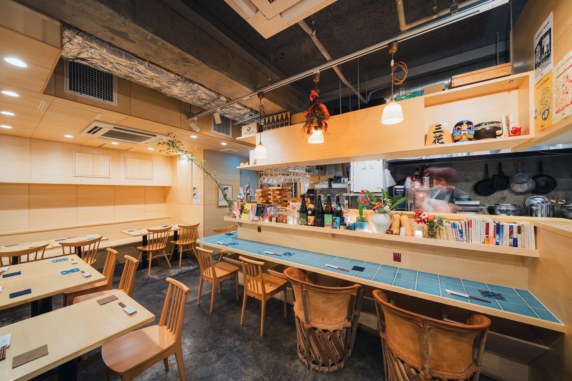 水と酒 三花｜店内