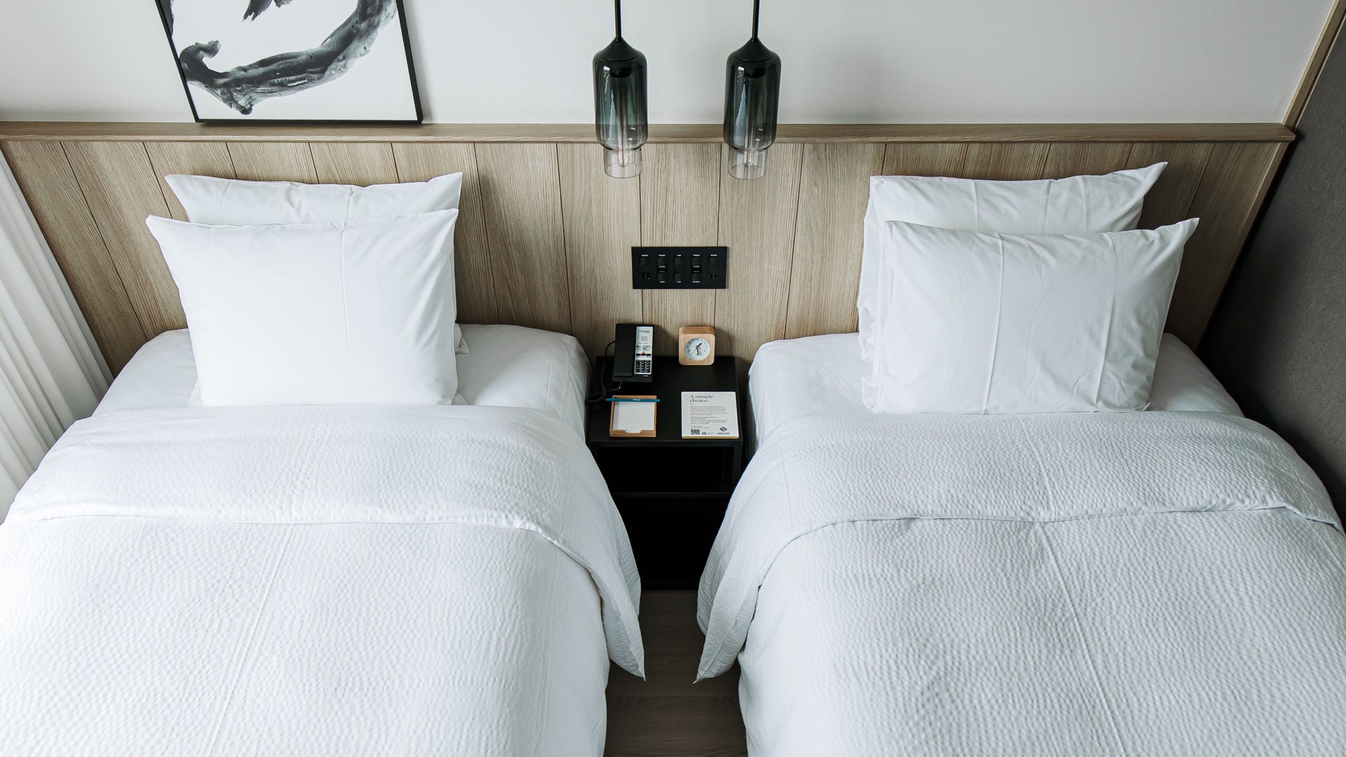 ツインルーム：21平米禁煙・ベッド幅120cmシンプルながら温かみのある空間でお寛ぎください。