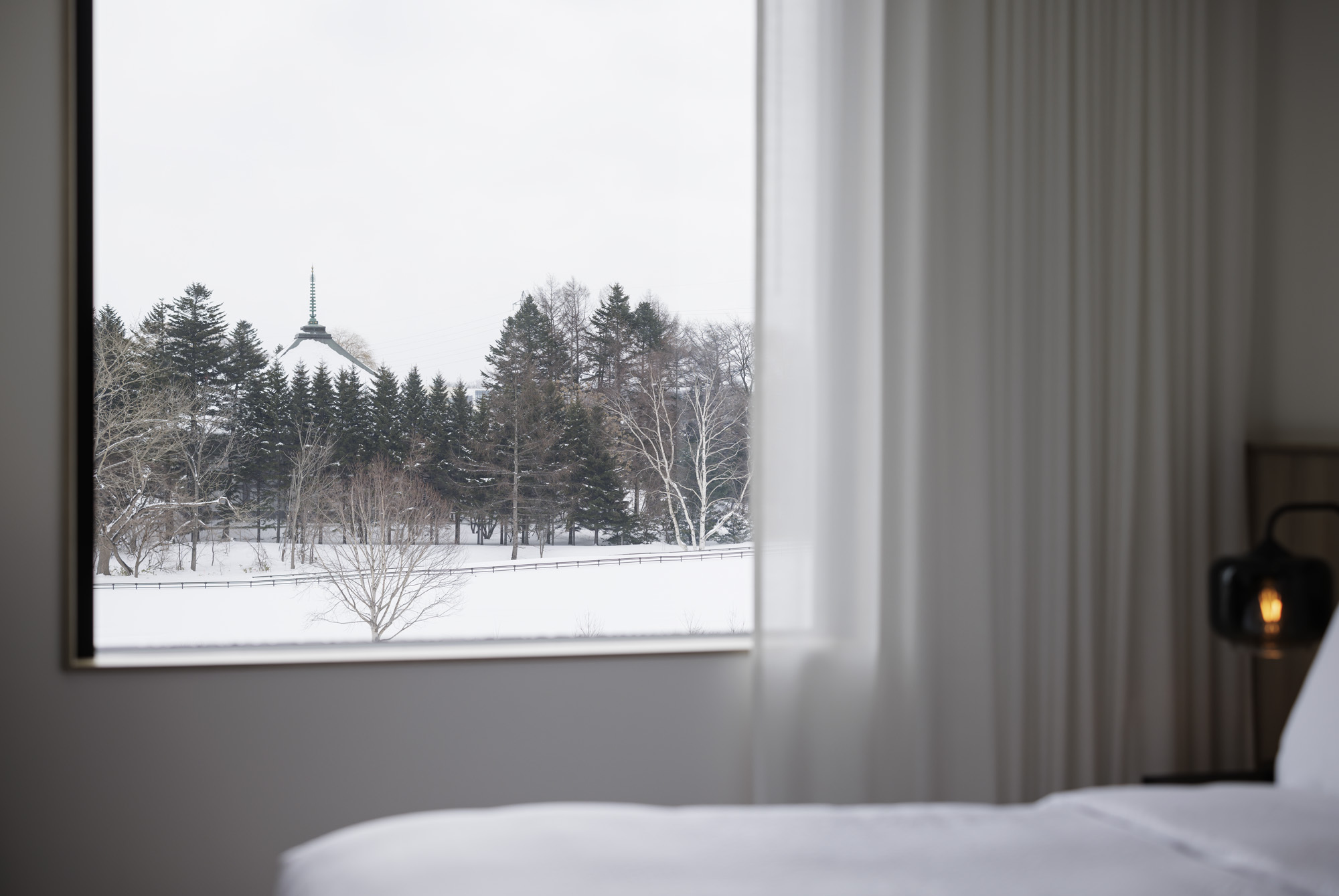 ゲストルーム雪景色：21平米禁煙・シモンズ製ベッドシンプルながら温かみのある空間でお寛ぎください。