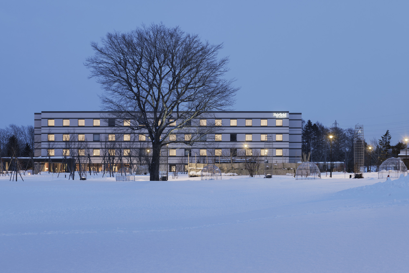 外観雪景色：当ホテルを拠点に地域の知られざる魅力を発見する旅をお楽しみください。