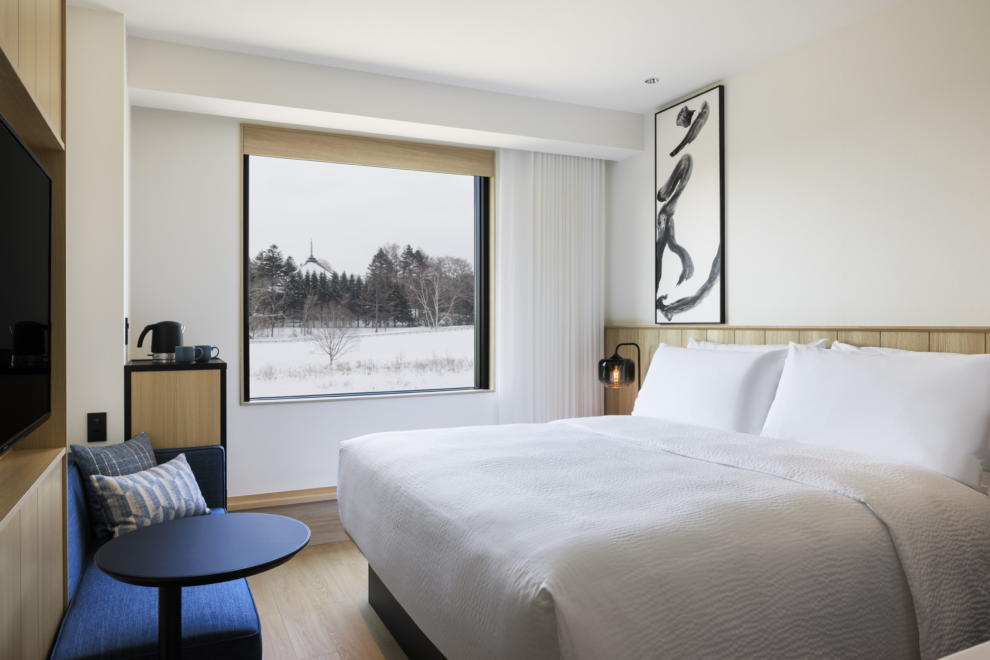 キングルーム雪景色：21平米禁煙・ベッド幅180cmシンプルながら温かみのある空間でお寛ぎください。